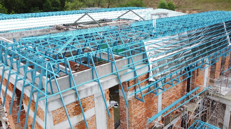 Steel roof truss installation 2