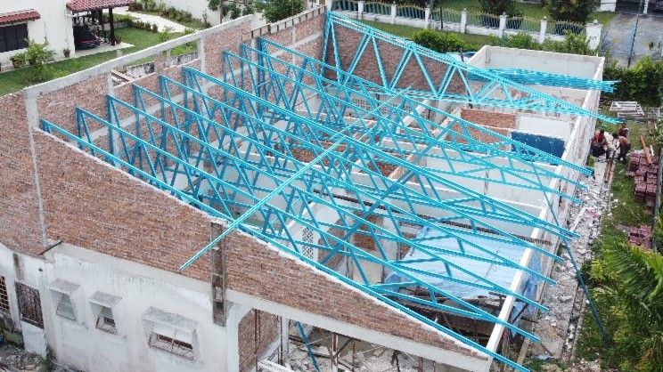 Steel roof truss installation 3